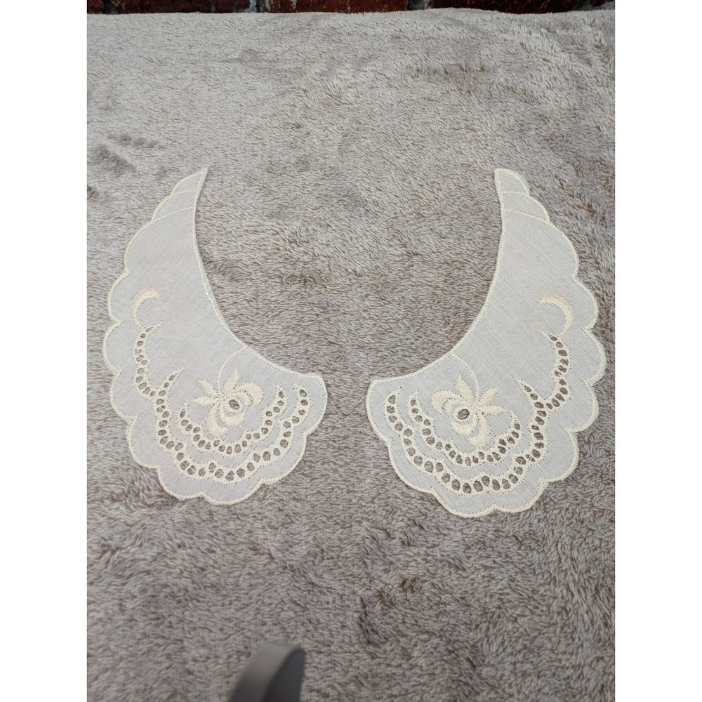 Vintage Handmade Embroidered Cutwork‎ Collar Pieces Cream Sewing Appliques Pair